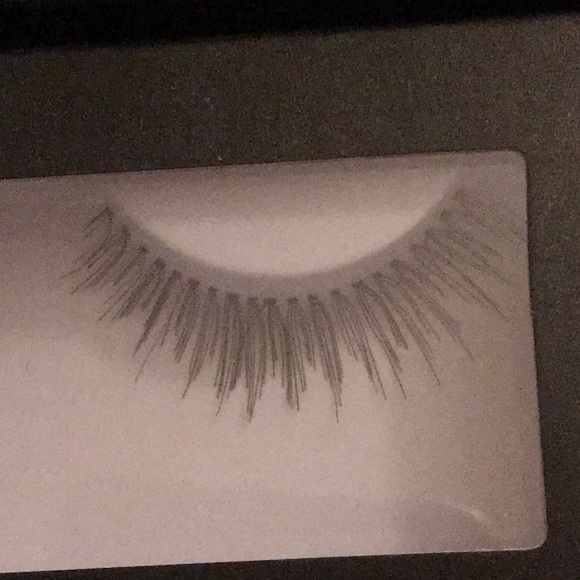 HUDA BEAUTY LASHES - Picture 3 of 4